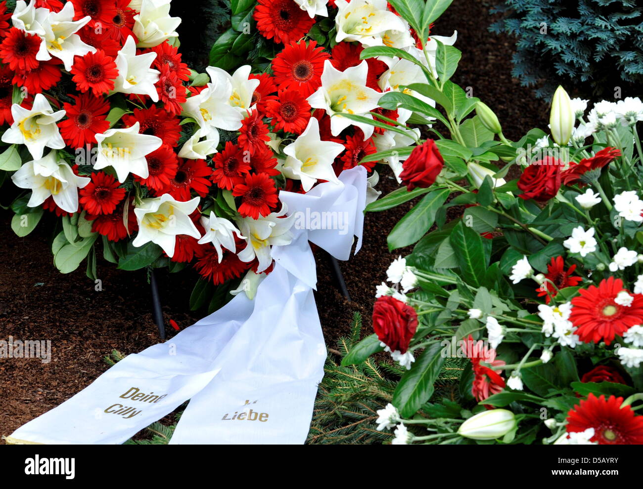 Des couronnes de fleurs sur la tombe de Theo Albrecht à Essen, Allemagne, 28 juillet 2010. Albrecht, un des deux fondateurs de la chaîne de supermarchés discount géant Aldi est mort. Selon un communiqué publié par la société groupe 'Aldi Nord", Albrecht est mort dans sa maison natale à Essen le samedi 24 juillet à l'âge de 88 ans. Photo : René Tillmann Banque D'Images