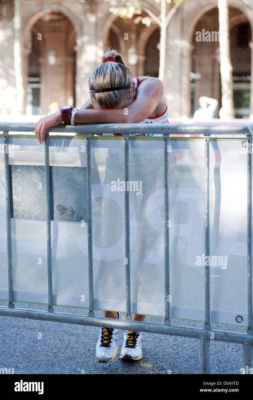 L'athlète espagnole Maria Vasco se penche épuisé contre un obstacle après une crampe dans le pied l'a forcée à quitter la course chez les femmes de la marche athlétique à concurrence de 20 kilomètres l'athlétisme champion dans Barcelone, Espagne, 28 juillet 2010. Foto : BERND THISSEN Banque D'Images