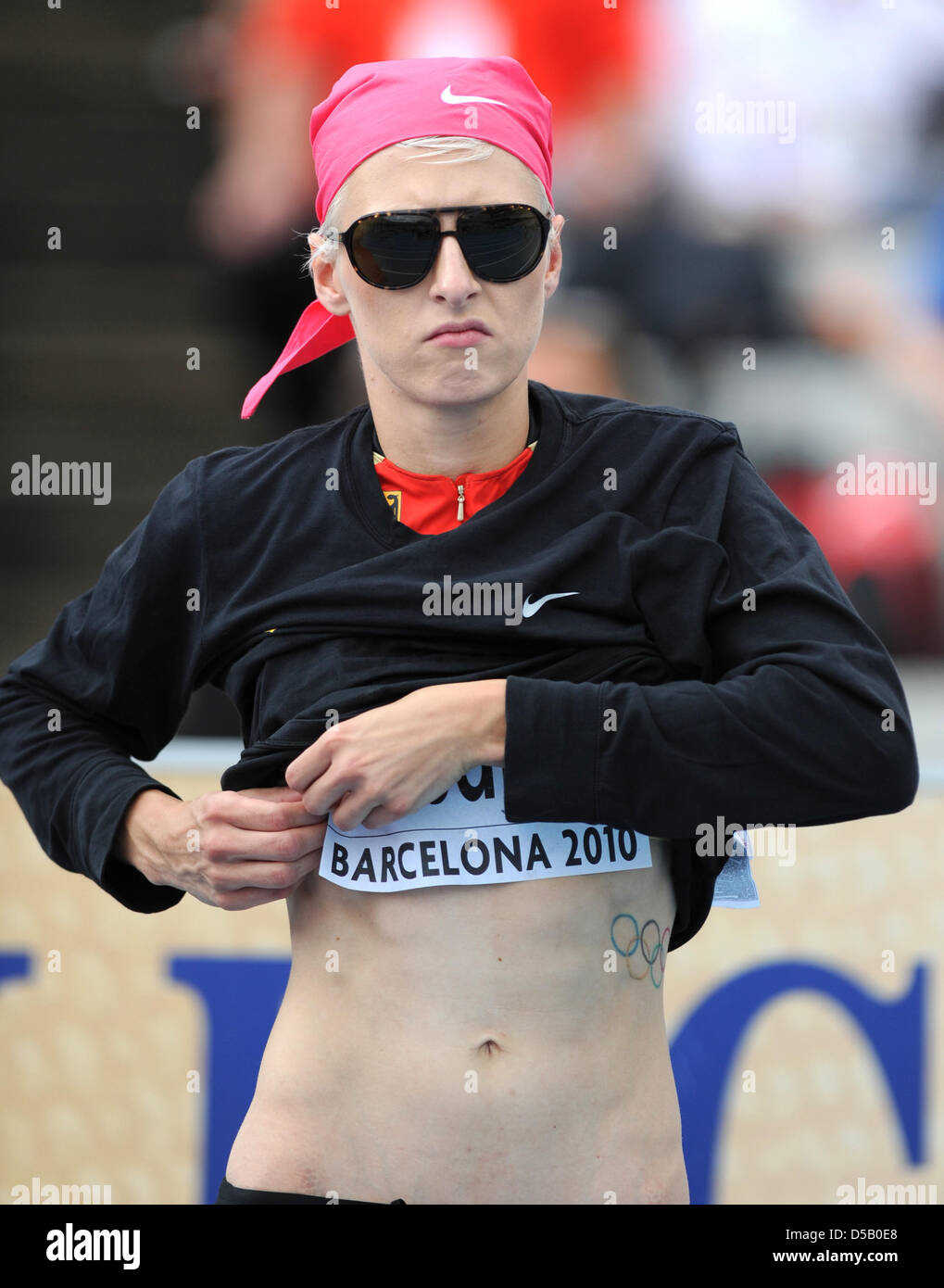 Haut allemand Friedrich Ariane cavalier soulève sa chemise au stade olympique Lluis Companys au cours de l'European Athletics Championships à Barcelone, Espagne, 30 juillet 2010. Elle s'est qualifié pour la finale. Photo : RAINER JENSEN Banque D'Images