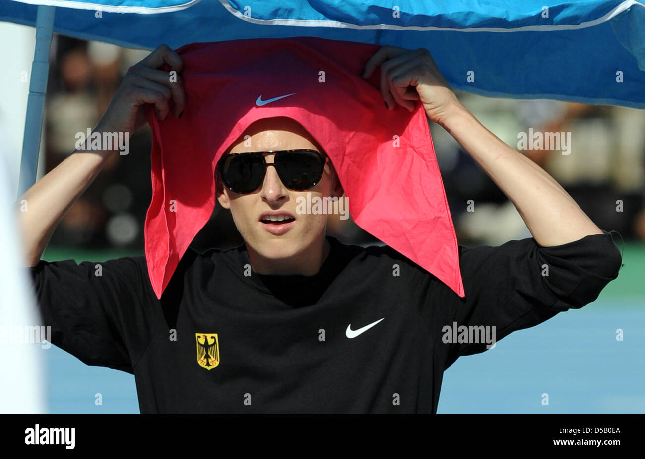 Ariane cavalier allemand Friedrich couvre sa tête avec un chiffon au stade olympique Lluis Companys au cours de l'European Athletics Championships à Barcelone, Espagne, 30 juillet 2010. Elle s'est qualifié pour la finale. Photo : RAINER JENSEN Banque D'Images