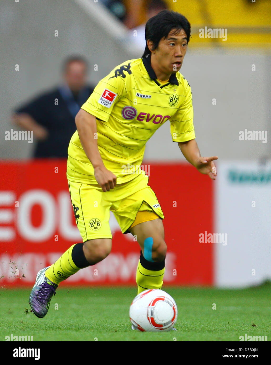 Fußball Freundschaftsspiel suis 16-07-2008 (28.07.2010) im Dresdner Rudolf-Harbig-Stadion : SG Dynamo Dresden - Borussia Dortmund : Dortmunds Shinji Kagawa am Ball. Foto : Thomas Eisenhuth dpa / Z6326 Banque D'Images