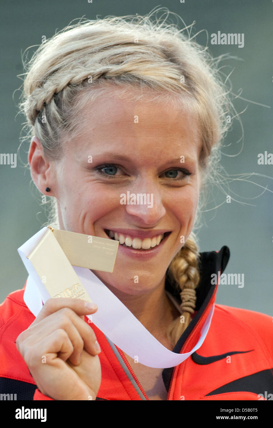 Le médaillé d'or de sprints allemande Verena Sailer présente sa médaille pour sa victoire dans le sprint de 100 mètres à la cérémonie de remise des médailles de l'athlétisme au stade olympique Lluis Companys de Barcelone, Espagne, 30 juillet 2010. Photo : Bernd Thissen Banque D'Images