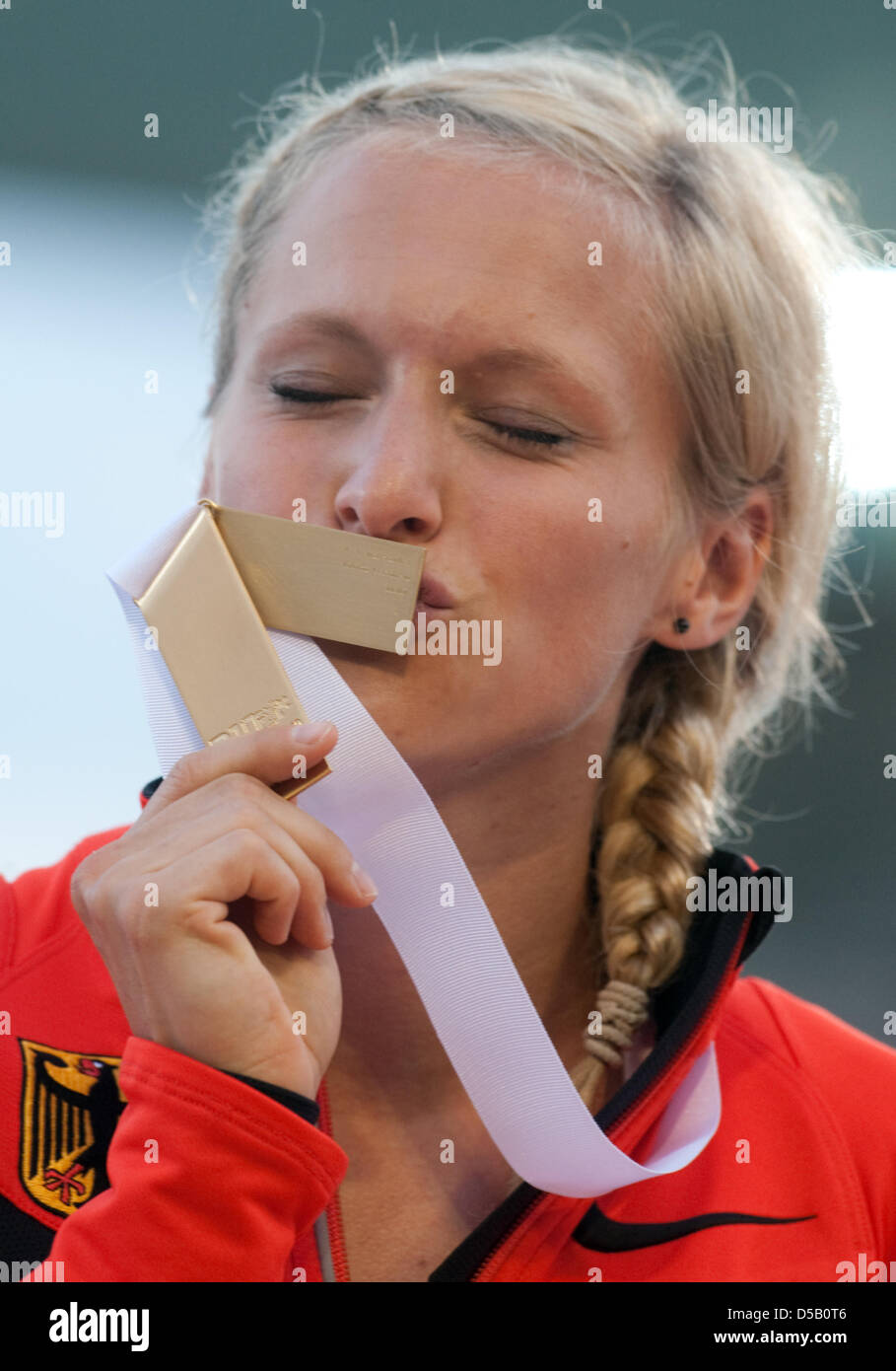 Le médaillé d'or de sprints allemande Verena Sailer embrasse sa médaille pour sa victoire dans le sprint de 100 mètres à la cérémonie de remise des médailles de l'athlétisme au stade olympique Lluis Companys de Barcelone, Espagne, 30 juillet 2010. Photo : Bernd Thissen Banque D'Images
