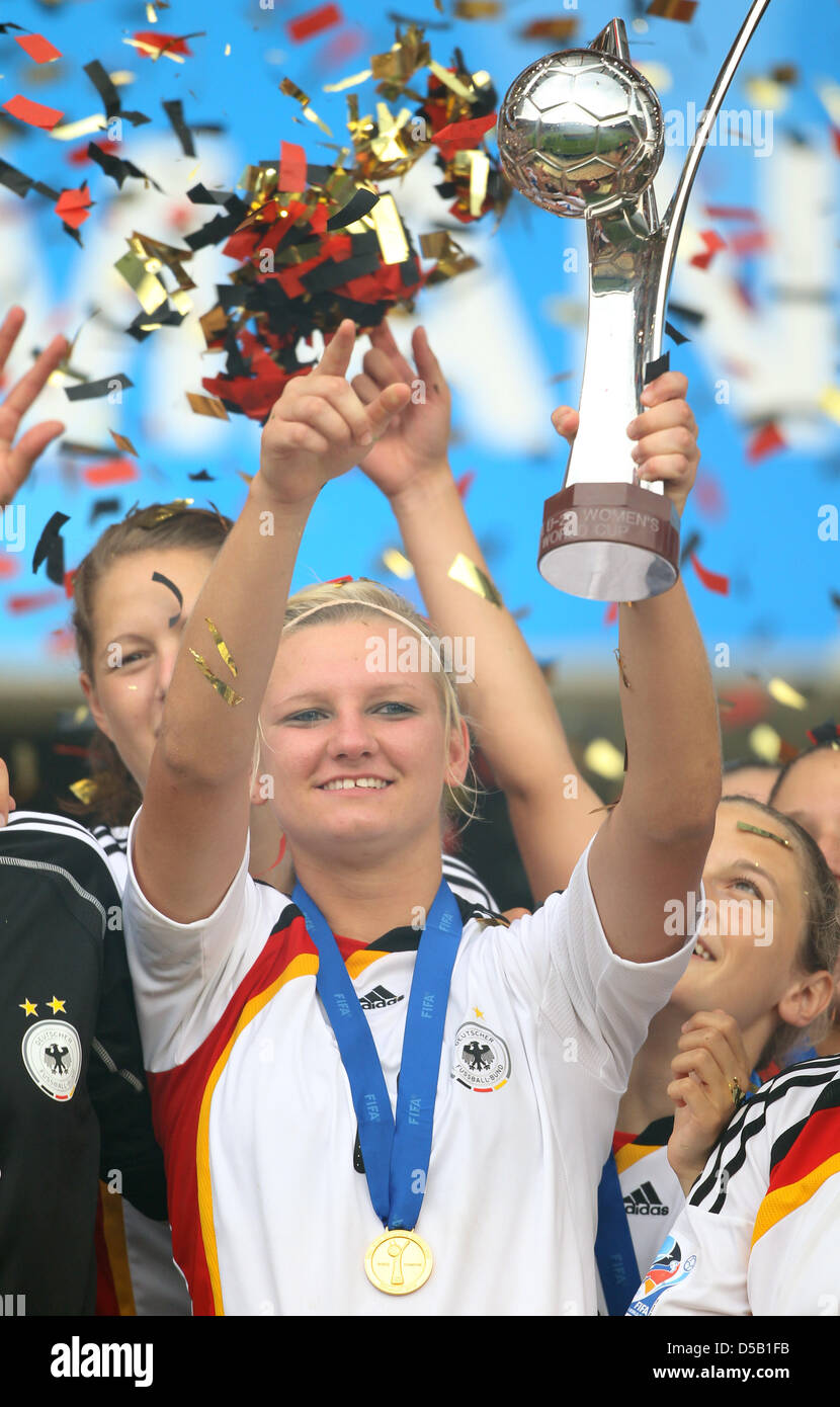 Frauen FUSSBALL WM, U20, Finale, Deutschland - Nigeria, am Sonntag  (01.08.2010) im Bielefelder Stadion. Das Deutsche Team feiert den Titel.  Alexandra Popp hält den WM-Pokal nach oben. Deutschland gewann das Spiel mit
