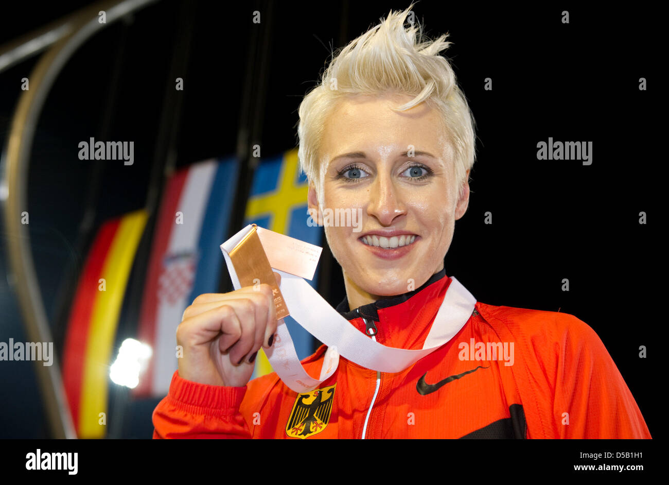 Haut allemand Friedrich Ariane cavalier montre fièrement sa médaille de bronze dans le concours de saut en hauteur femmes à l'European Athletics Championships à Barcelone, Espagne, 01 août 2010. Photo : Bernd Thissen Banque D'Images