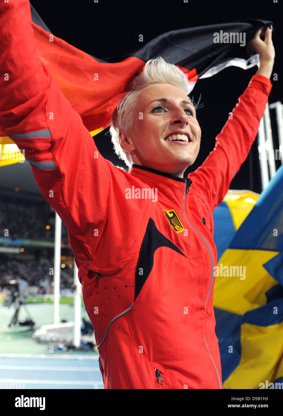 Haut allemand Friedrich Ariane cavalier célèbre avec un drapeau allemand après avoir remporté la médaille de bronze dans le concours de saut en hauteur femmes à l'European Athletics Championships à Barcelone, Espagne, 01 août 2010. Photo : Rainer Jensen Banque D'Images