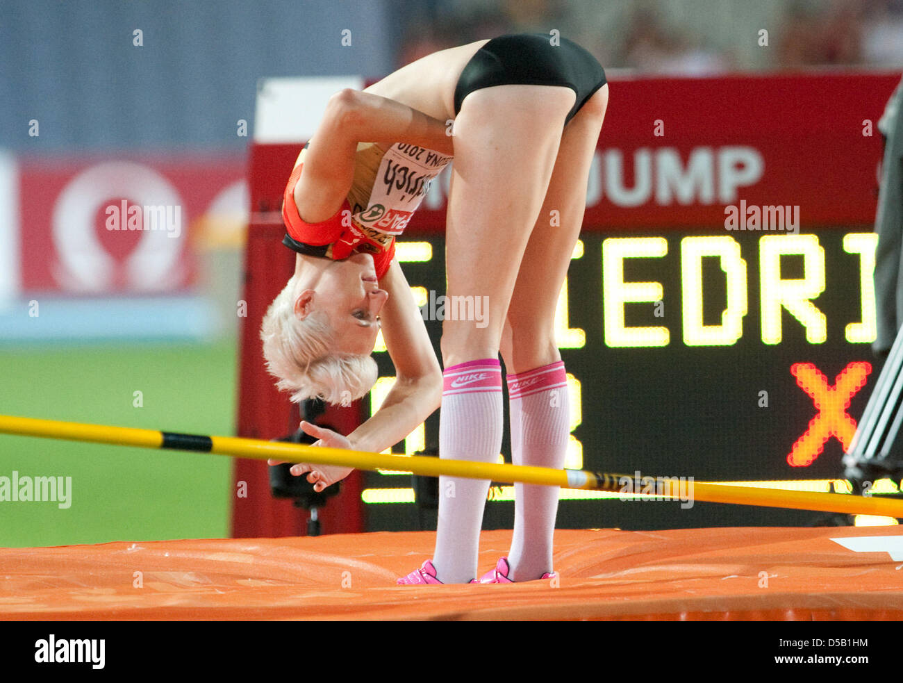 Haut allemand Friedrich Ariane cavalier prend un arc après avoir remporté la médaille de bronze dans le concours de saut en hauteur femmes à l'European Athletics Championships à Barcelone, Espagne, 01 août 2010. Photo : Bernd Thissen Banque D'Images