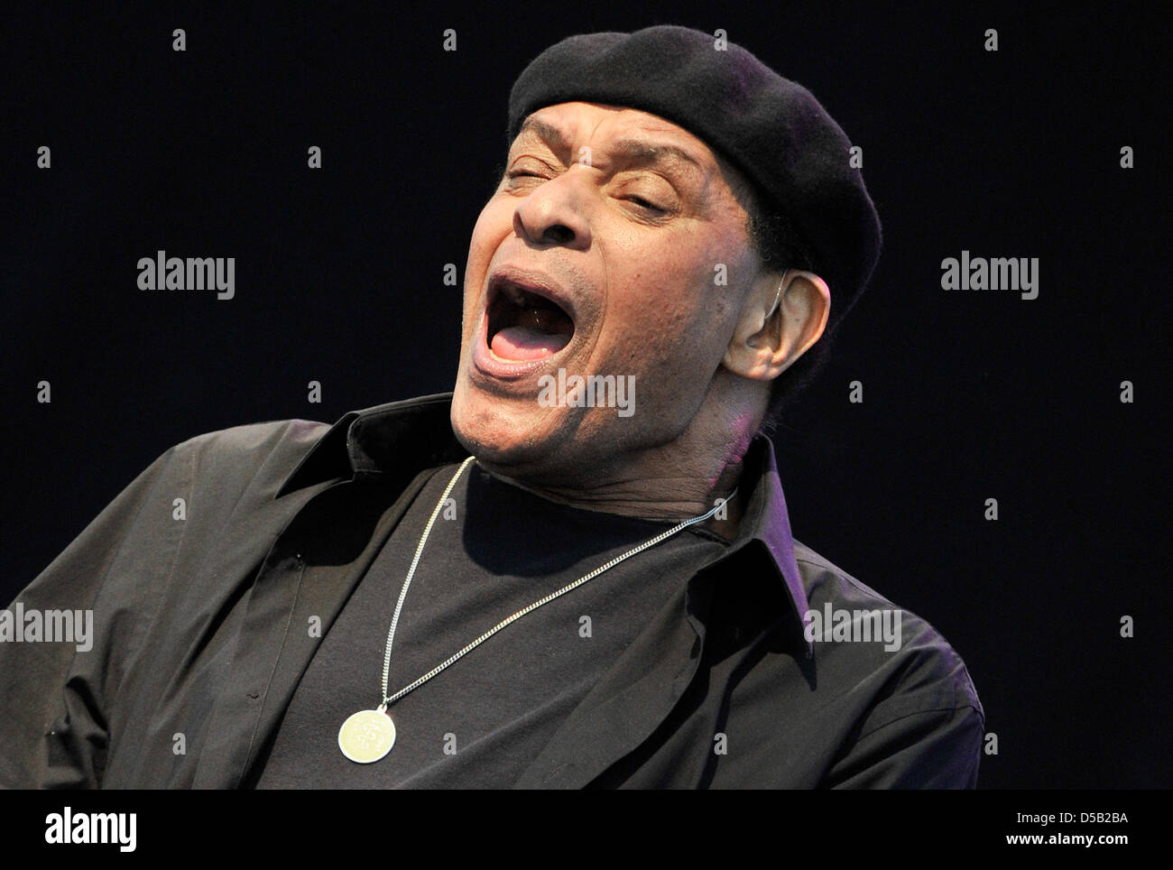 Deux jours après la sortie de l'hôpital, la chanteuse de jazz américaine-Al Jarreau effectue à Hanau, Allemagne, 3 août 2010. L'artiste américain est connu pour être l'un des plus grands chanteurs de l'histoire du Jazz avec une sortie musicale allant au funk, soul et pop. Al Jarreau chansons sont les plus célèbres : 'Mornin', 'Moonlighting' et 'Boogie Down'. Son dernier album "Le meilleur de Al Jarreau : Une Excell Banque D'Images