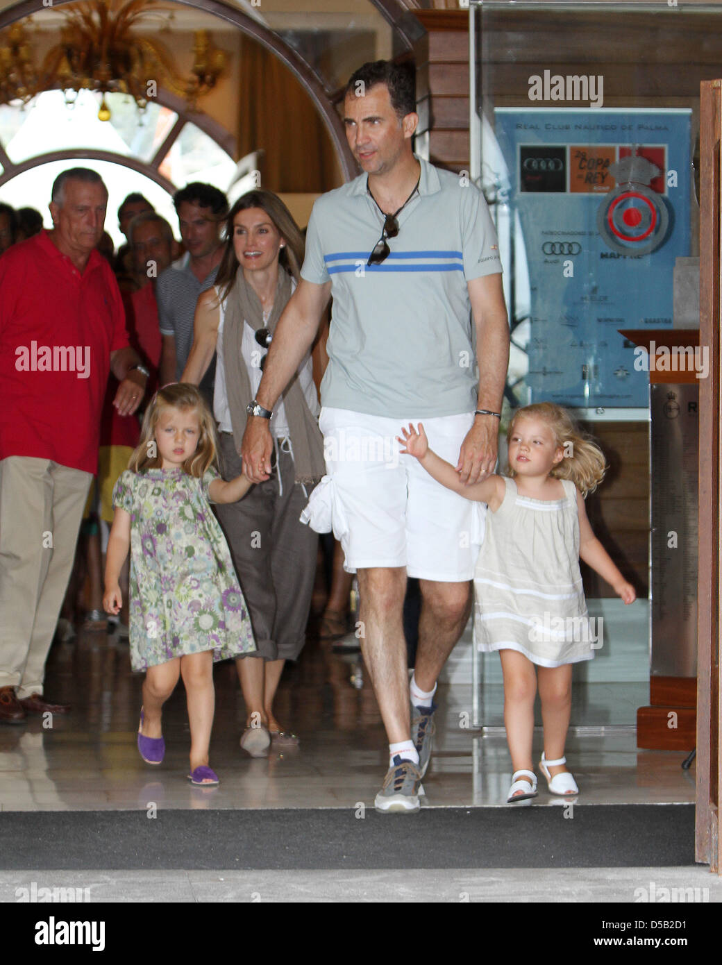 L'Espagnol Prince Felipe, La Princesse Letizia (L) et leurs filles, la Princesse Leonor (2L) et de la Princesse Sofia (R), se tenir ensemble le deuxième jour de la 29e édition de la Coupe du Roi (Copa del Rey) sur l'île de Majorque, Espagne, le 4 août 2010. Photo : Patrick van Katwijk Banque D'Images