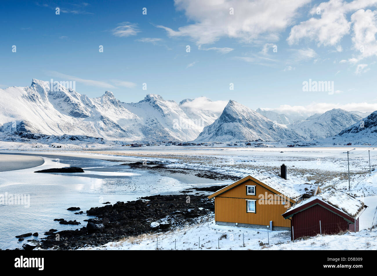 Une vue de la baie d'Ytresand Sandbotnen Fredvang, regardant vers le village sur les îles Lofoten, Norvège Banque D'Images