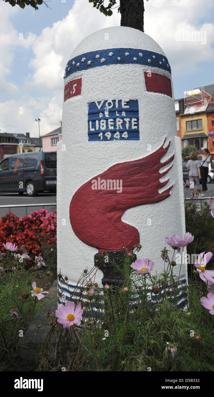 Le ?Pierre de liberté ? Avec l'inscription "Chemin de la liberté ? Qui est représenté sur la place McAuliffe à Bastogne, Belgique, août 2009. US Army Général Anthony Clement McAuliffe était un héros de guerre de la bataille de Bastogne et est devenu célèbre pour avoir répondu à ?noix ? À la demande de capitulation allemande le 22 décembre 1944. La victoire des alliés dans la région de Bastogne est considéré comme un point tournant de la Première Guerre mondiale Banque D'Images