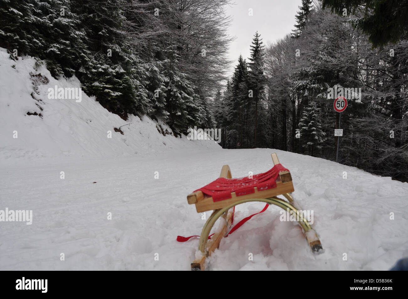 Traîneau dans la neige dans une forêt photographiée près de Tegernsee, Allemagne Banque D'Images