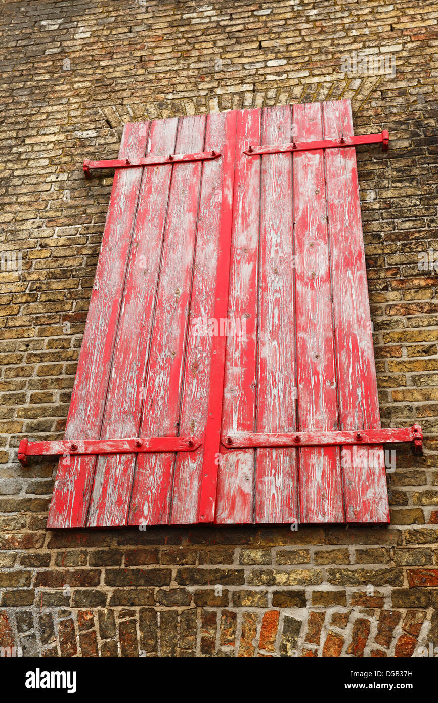 Volets peints en rouge sur l'ancien bâtiment à quai à King's Lynn, Norfolk, Angleterre. Banque D'Images