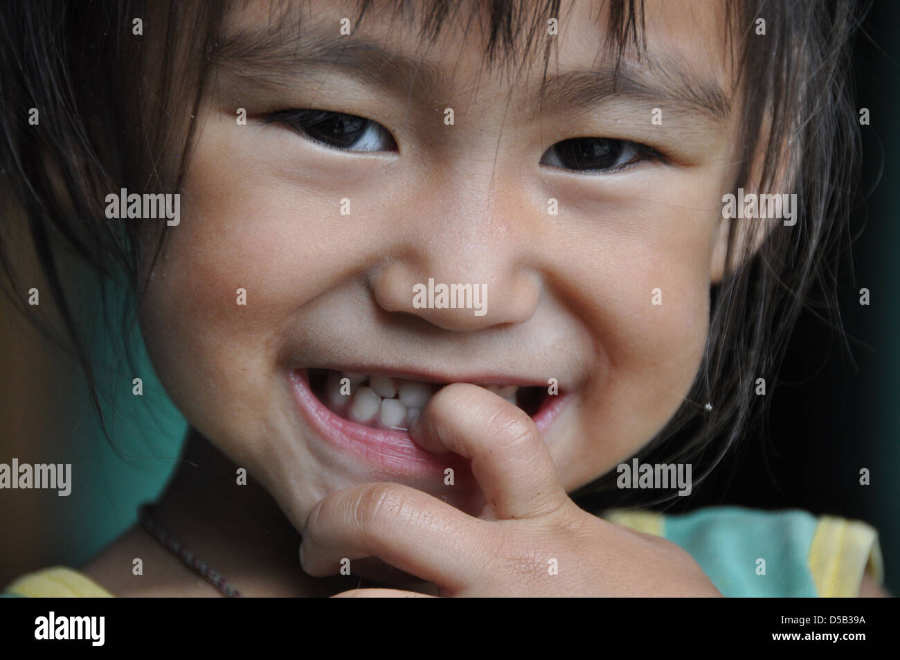 Portrait d'une jeune Indienne. Photographié dans l'Inde, le Sikkim Banque D'Images