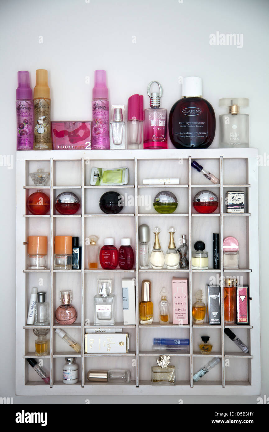 Miniature perfume collection Banque de photographies et d'images à haute  résolution - Alamy