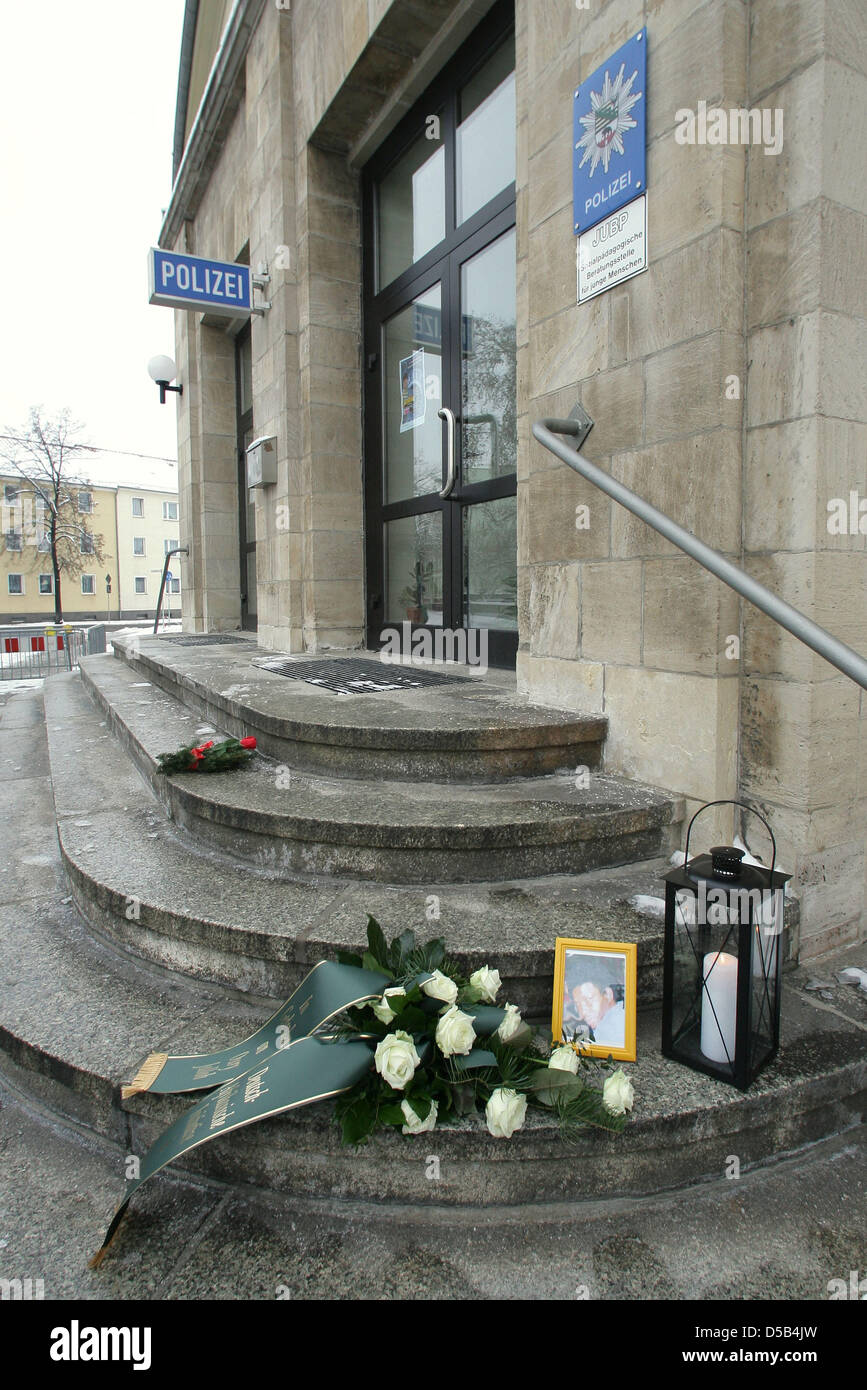 Gedenken Ourry Jalloh suis un samedi (07.01.2010) vor einer Polizeistation à Dessau-RoDessau. Dort ist genau fünf Jahren vor der Asylbewerber aus Oury Jalloh Sierra Leone dans Polizeizelle Feuertod gestorben und durch. Im Bundesgerichtshof à Karlsruhe soll heute ein Urteil verkündet dazu werden. Im Mittelpunkt steht ob der Freispruch des Landgerichts Dessau-Rodessau für einen Beamt Banque D'Images