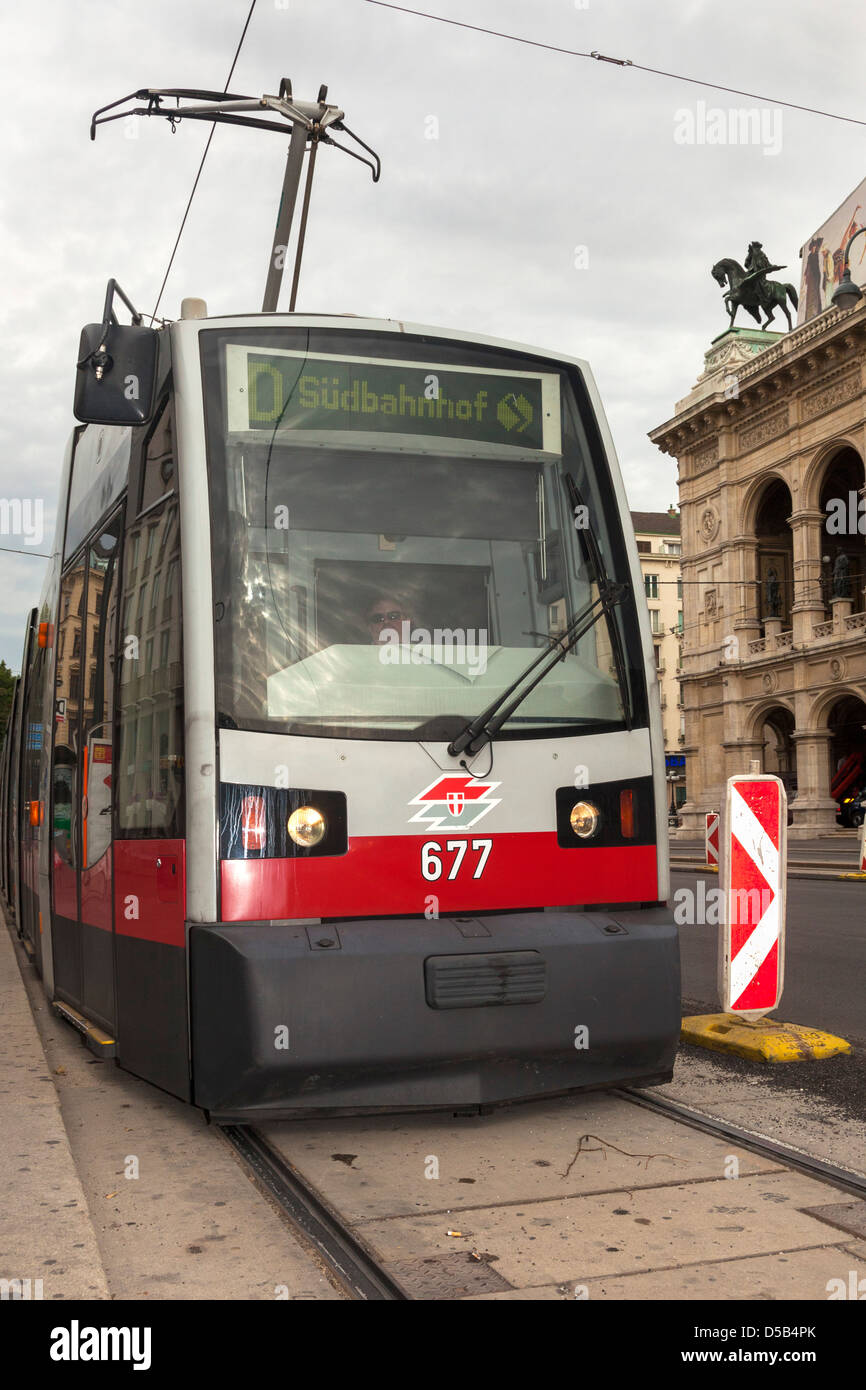 Tramway à l'Opéra National, Vienne, Autriche Banque D'Images