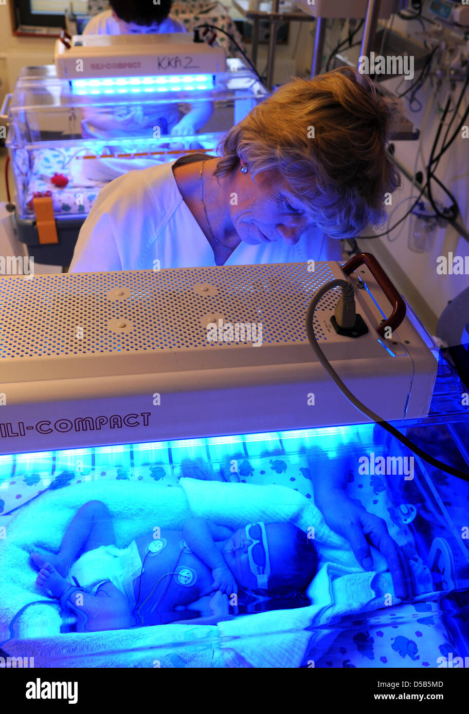 Deux Lits Jumeaux Nes Trop Tot Garcon Recoit Un Rechauffement De La Phototherapie Dans Son Lit Sous Une Surveillance Attentive A L Aide De Lunettes A L Universite De Leipzig Allemagne 07 Janvier 10
