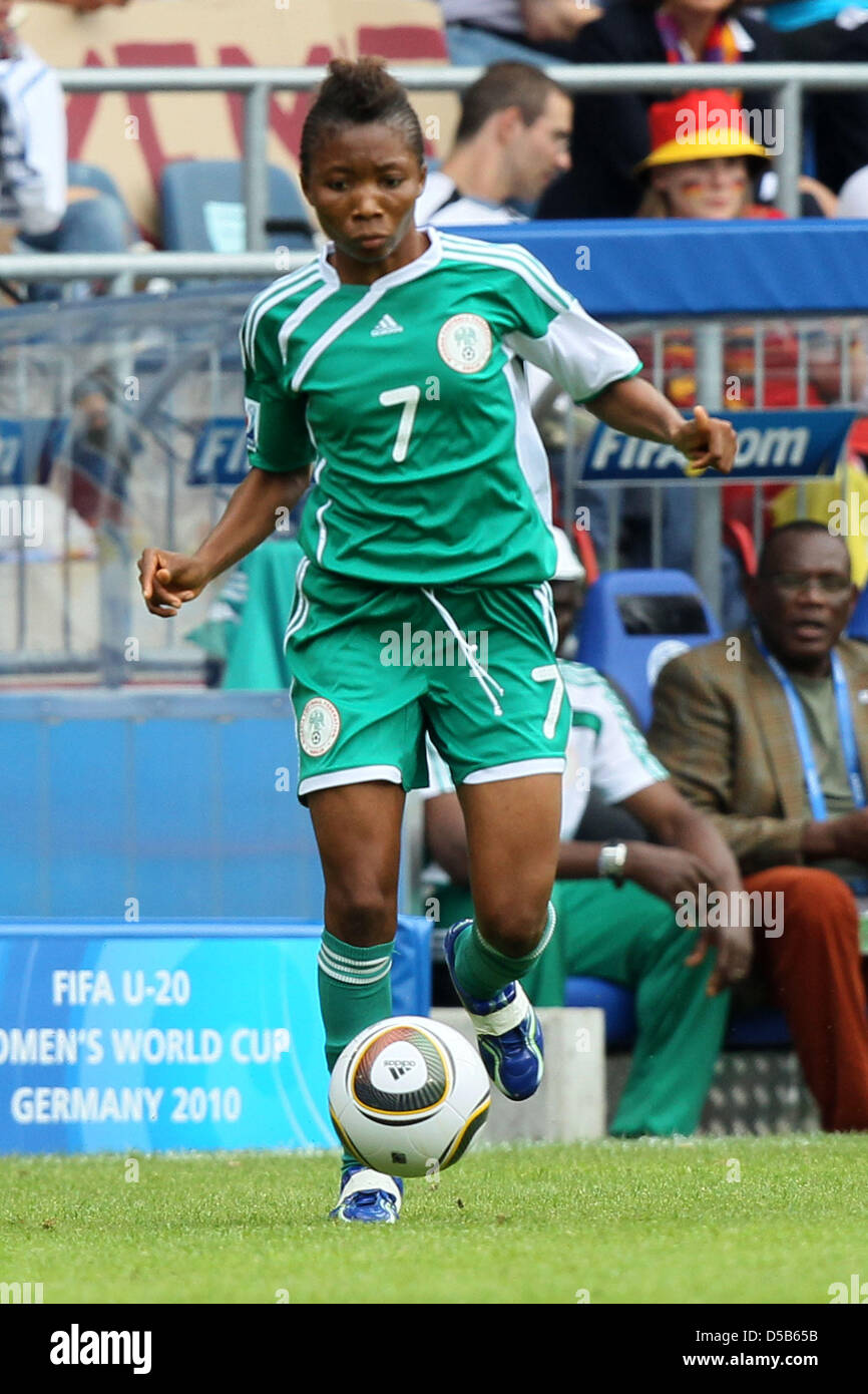 Esther du Nigeria dimanche est en contrôle de la balle au cours de ses équipes U20 Women's Soccer World Cup match final contre l'Allemagne à Bielefeld, Allemagne, 01 août 2010. L'Allemagne a remporté le trophée de la Coupe du monde. Photo : Revierfoto Banque D'Images