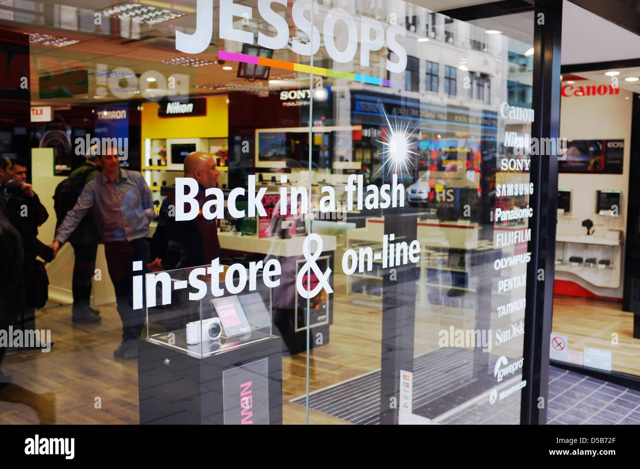 Londres, Royaume-Uni. 28 mars 2013. Jessops relancée en magasin photographique Oxford Street, London UK. Crédit : John Bowling / Alamy Live News Banque D'Images