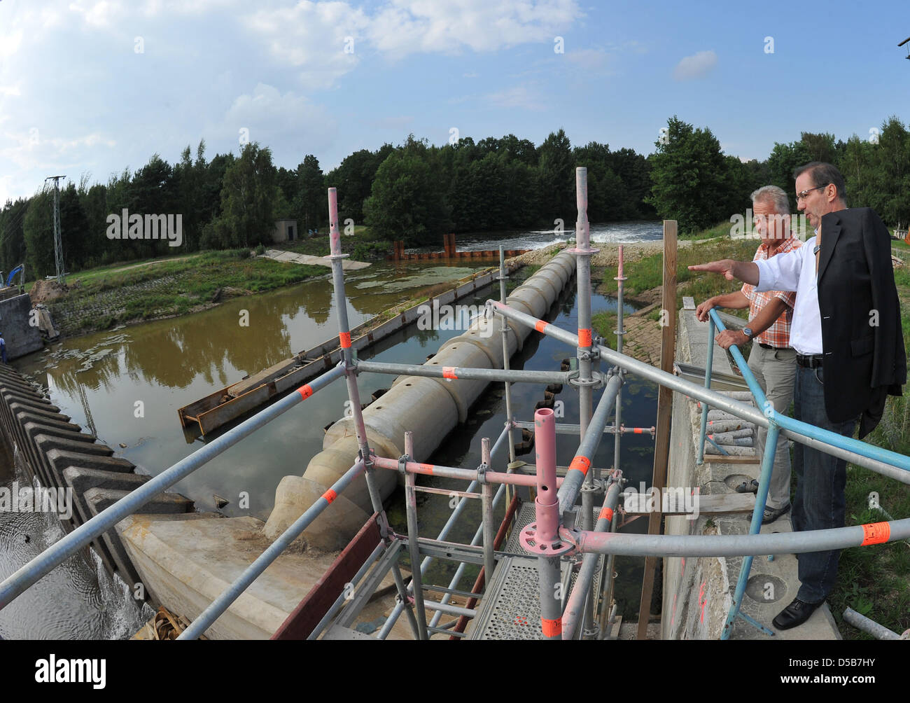 L'état fédéral du Brandebourg, Matthias Platzeck premier ministre (R) Les visites du barrage près de Braesinchen Spremberg, Allemagne, 09 août 2010. Photo : Bernd Settnik Banque D'Images