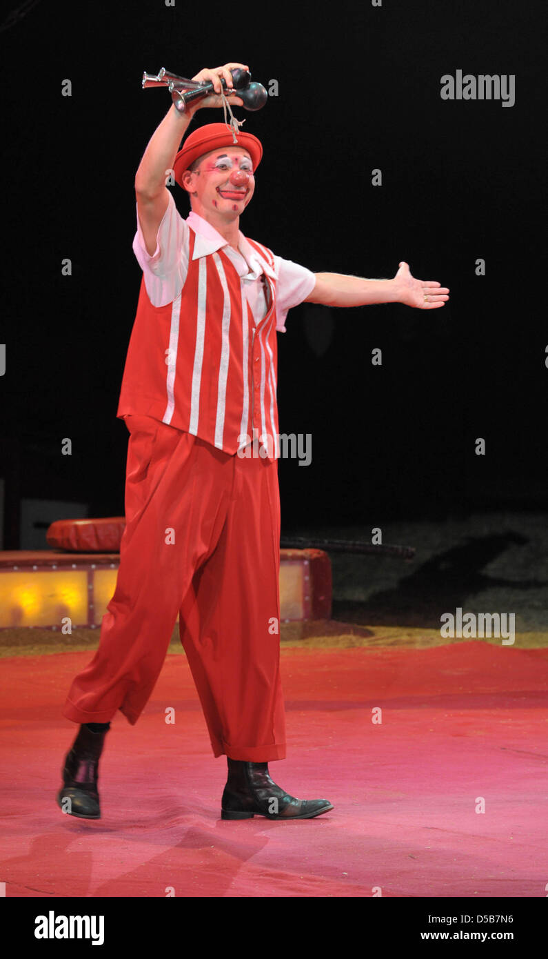 Der belgische SŠnger Helmut Lotti tritt Am Montag (09.08.2010) Bei einer  Vorstellung des Zirkus Krone à Meppen Clown als auf. Er trat zusammen mit  den§Toni-Alexis Spa machern der-Familie auf und den chanté