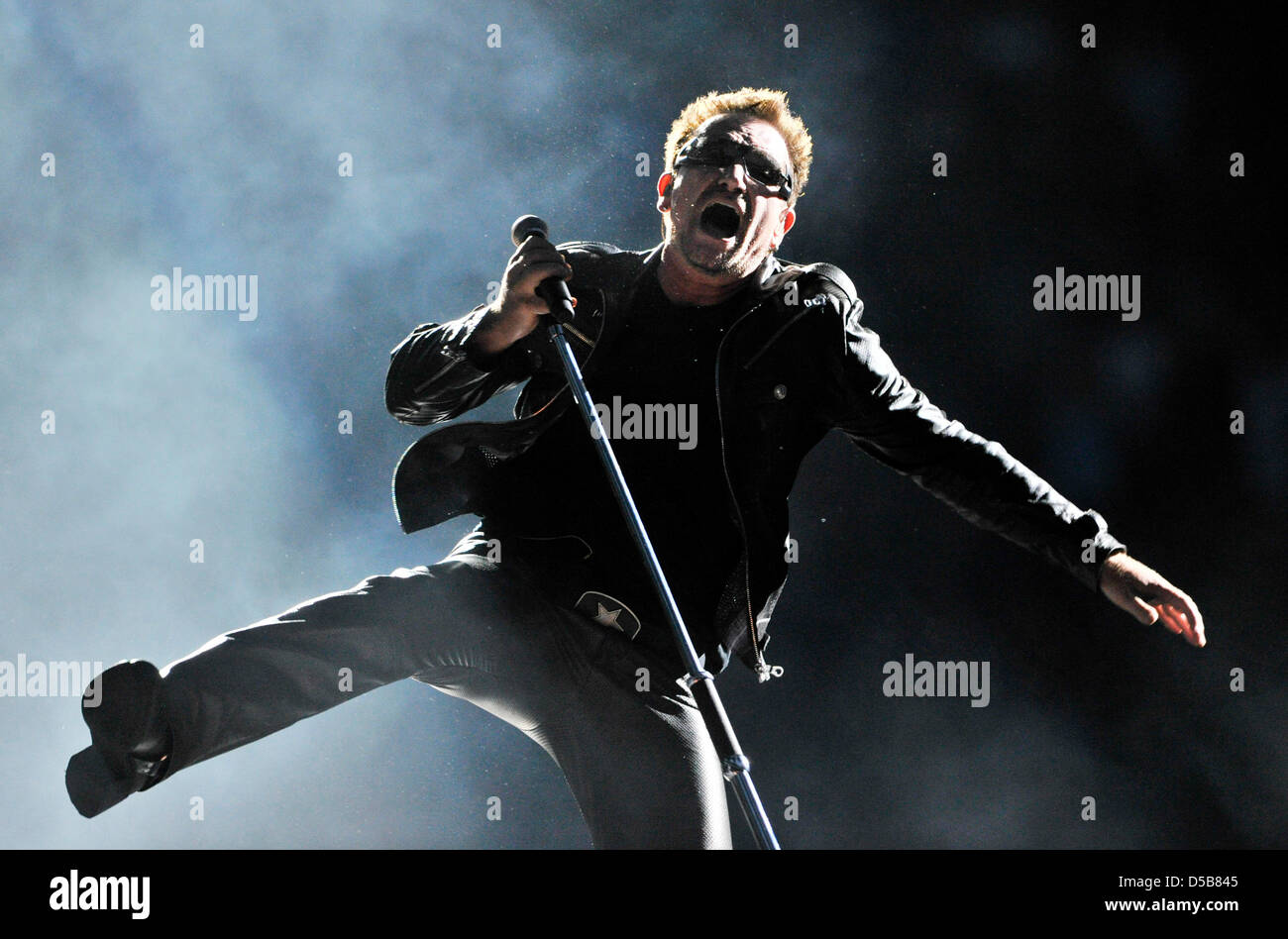 Le groupe irlandais U2 donne un concert à la Commerzbank Arena de Francfort à la Main, Allemagne, 10 août 2010. Au cours de leur 'Tour' à 360 degrés les musiciens de U2 et Bono le leader du groupe, jouer sur une scène ronde, qui ressemble à une pieuvre. Photo : Boris Roessler Banque D'Images