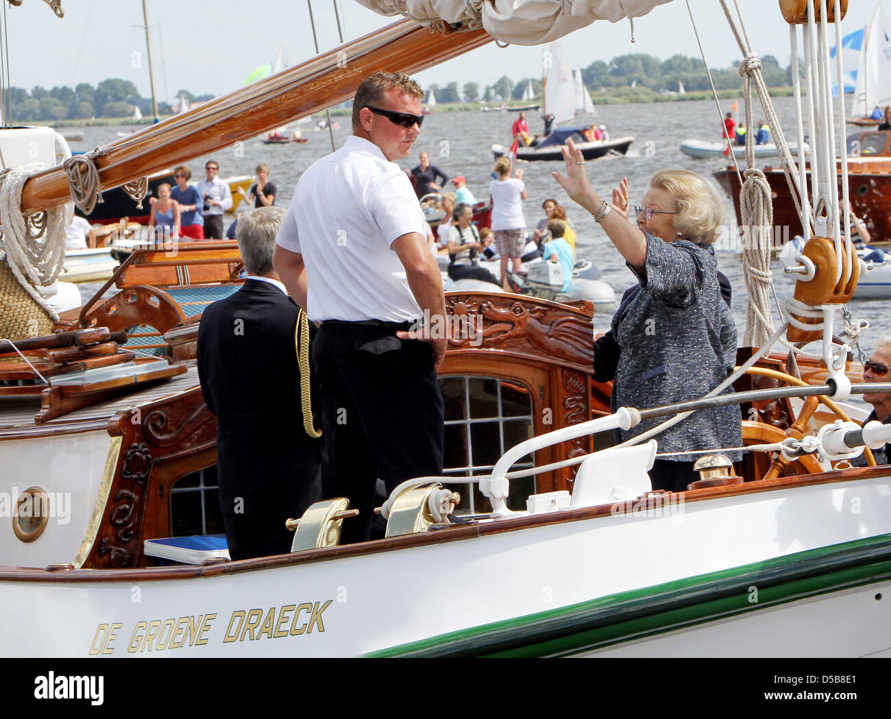 La Reine Beatrix des Pays-Bas assiste à la Sneekweek compétition de voile avec son propre bateau 'De Groene Draeck' à Sneek, Pays-Bas, 11 août 2010. Photo : Patrick van Katwijk Banque D'Images