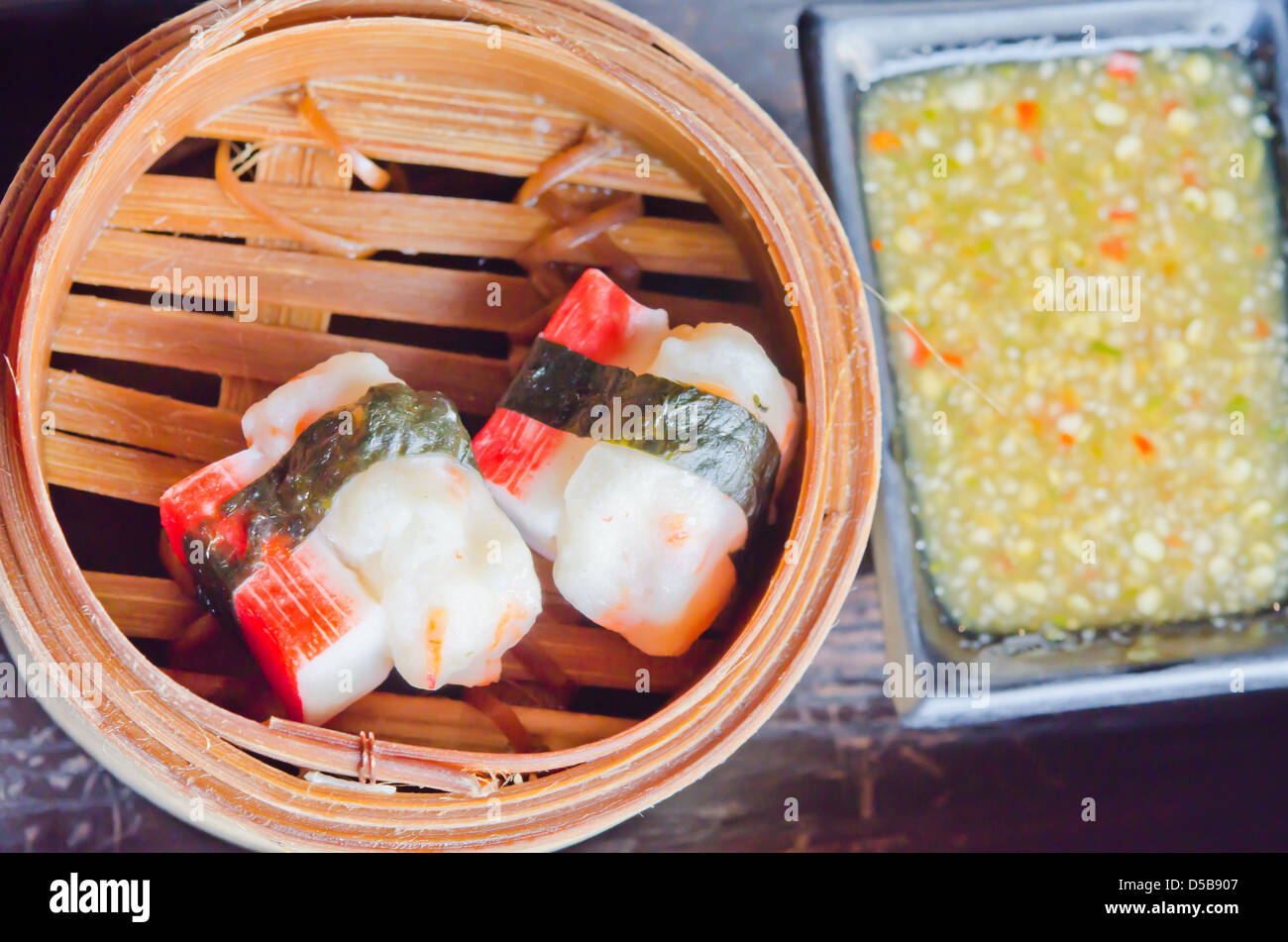 Dim sum à la vapeur chinois en bambou crabe cuisine traditionnelle des conteneurs , servi avec sauce épicée Banque D'Images