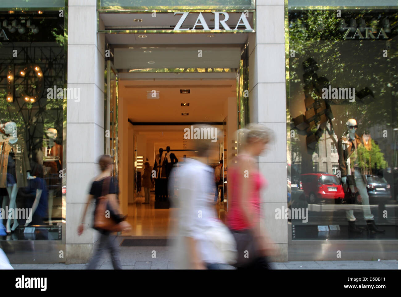 Passanten laufen am Freitag (20.08.2010) auf der Königsallee de Düsseldorf  (une filiale des Modegeschäftes 'Zara' vorbei. Das Modelable gehört zum,  'Der stumme Bekleidungsriesen Inditex, der neben den 64 Zara-Filialen noch  8 Massimo