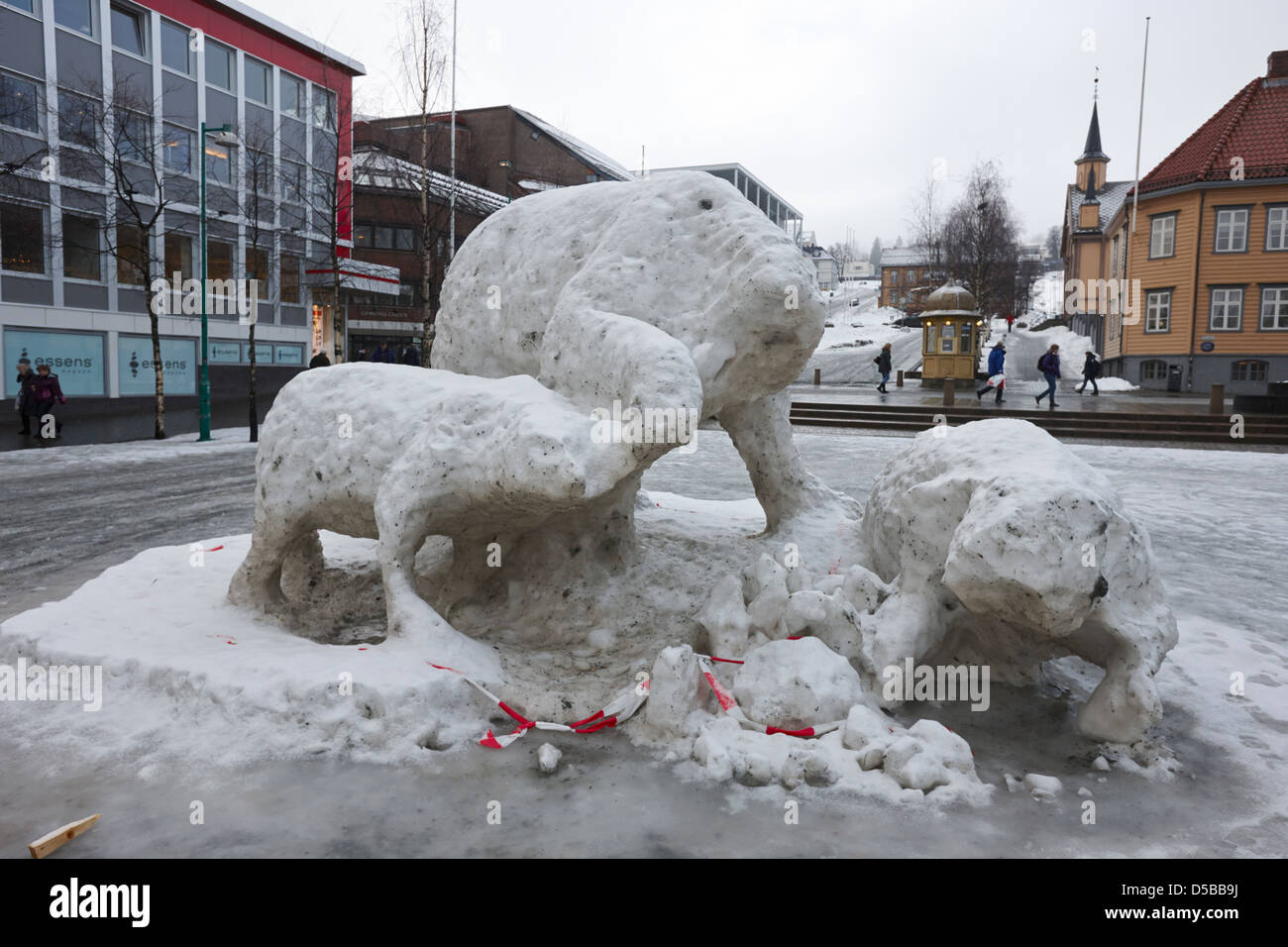 La fonte des glaces polaires sculptures dans la place de la ville de Tromso, troms Norvège europe Banque D'Images