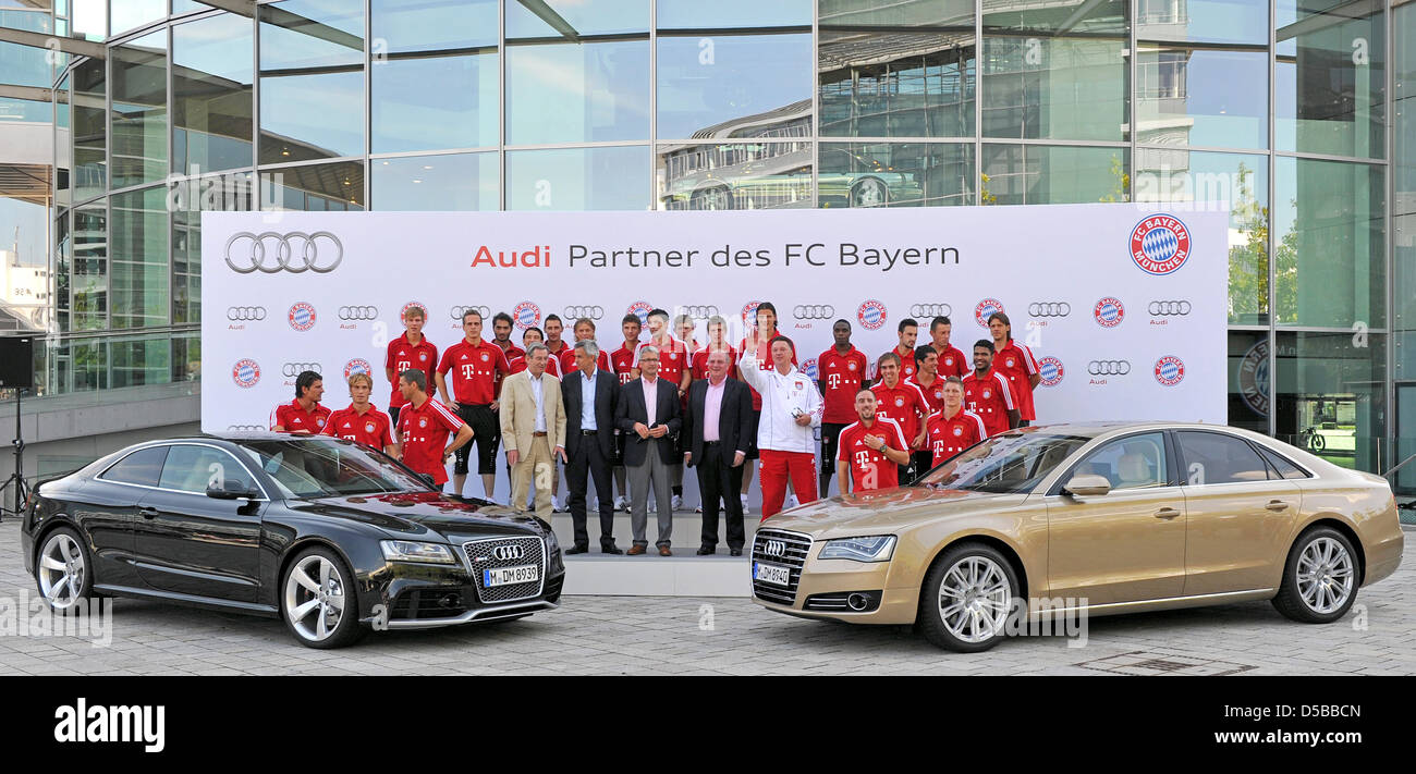 Le club allemand de Bundesliga FC Bayern Munich's Players, entraîneur-chef et conseil posent avec des voitures Audi comme le club les joueurs sont équipés de voitures de service du Bayern Munich est sponsor officiel de Audi Ingostadt, Allemagne, 21 août 2010. Photo : STEFAN UDRY Banque D'Images