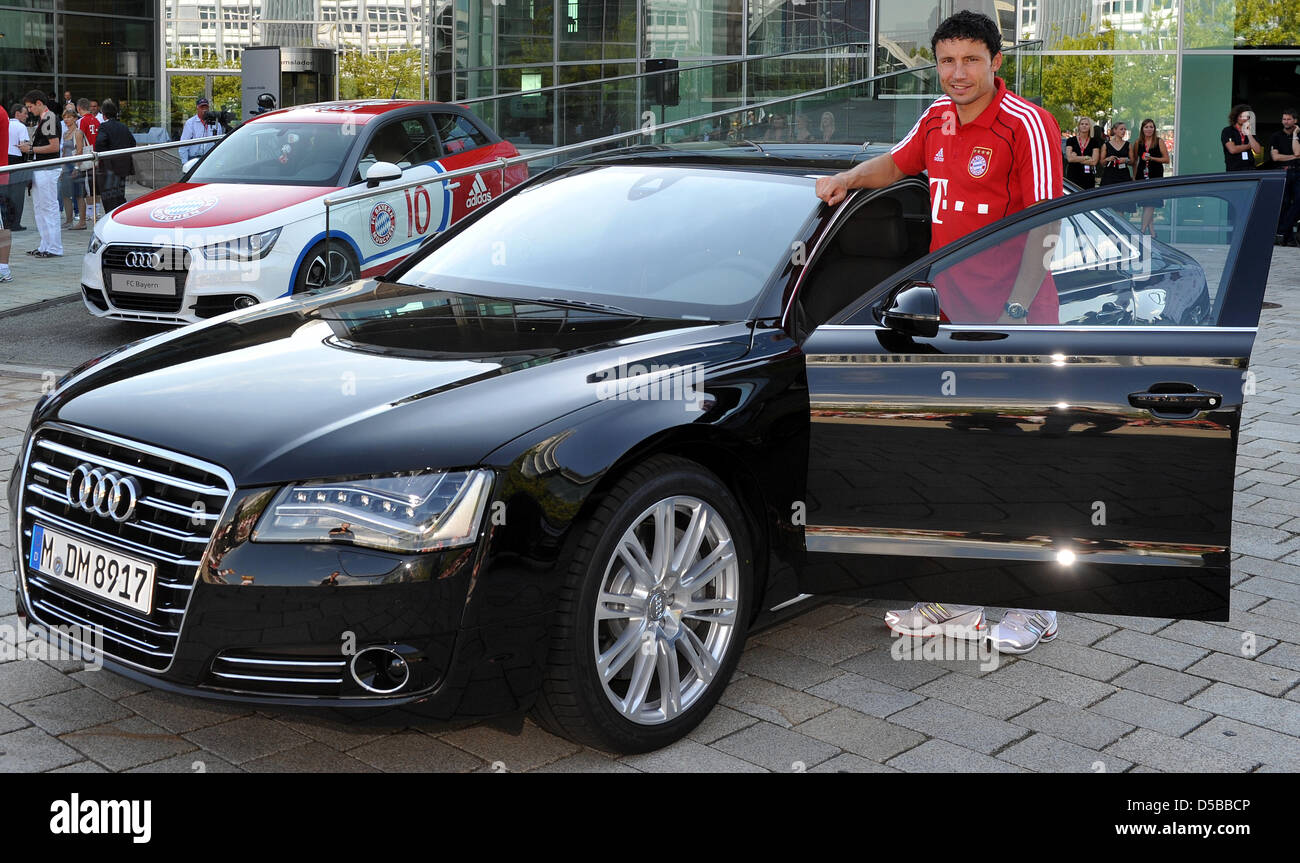 Le club allemand de Bundesliga FC Bayern Munich's Mark van Bommel pose avec sa nouvelle Audi A8 comme le club les joueurs sont équipés de voitures de service du Bayern Munich est sponsor officiel de Audi Ingostadt, Allemagne, 21 août 2010. Photo : STEFAN UDRY Banque D'Images