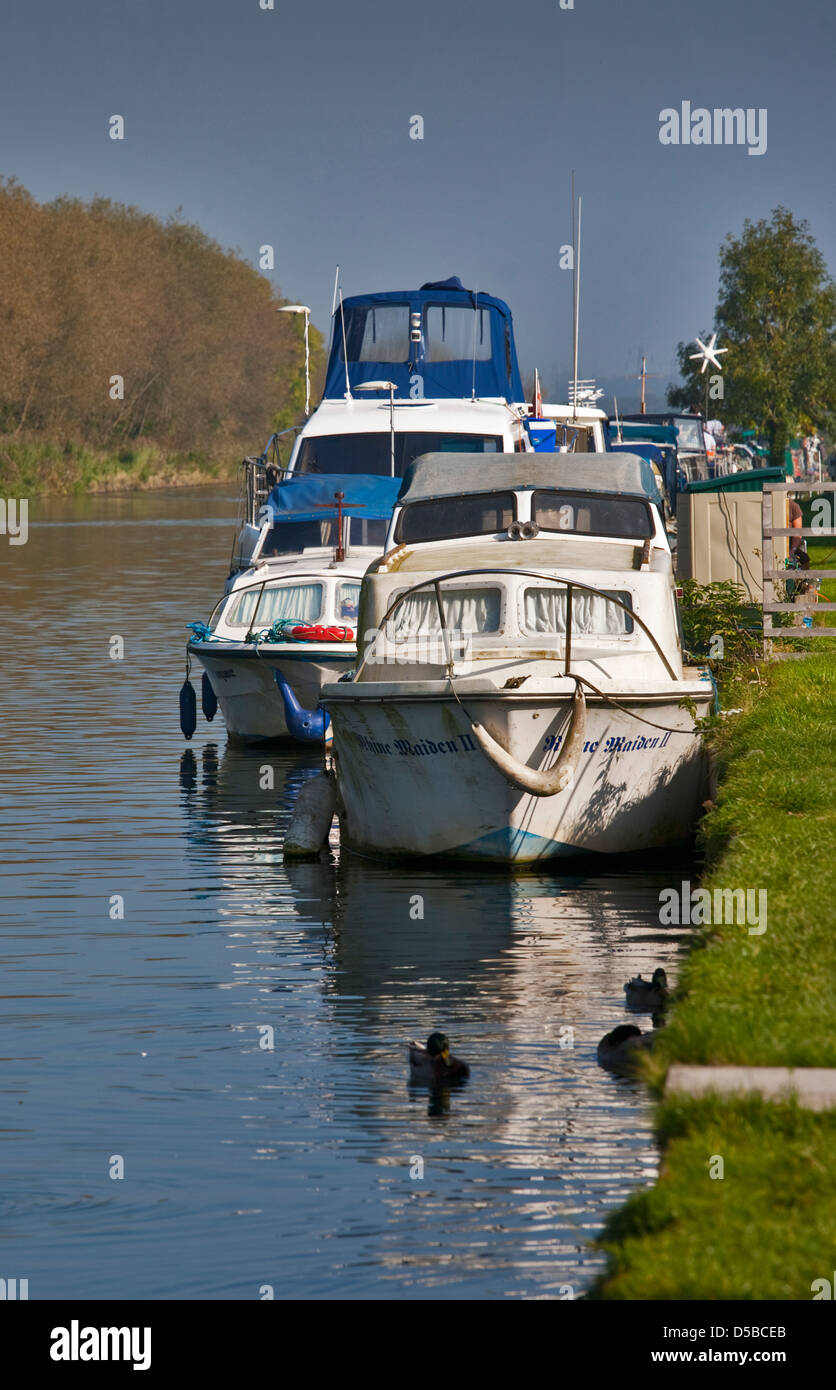 Bateaux de rivière sur la netteté Canal, près de Slimbridge, Gloucestershire, Angleterre Banque D'Images