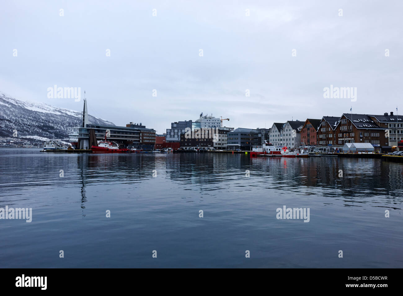 Quai du port de Bryggen Tromso sur une froide journée d'hiver troms Norvège europe Banque D'Images