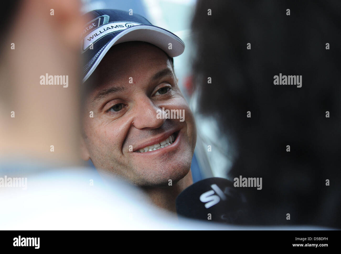 Le pilote brésilien Rubens Barrichello de Williams parle aux journalistes à Spa-Francorchamps, Belgique, 26 août 2010. Le 29 août 2010, le Grand Prix de Belgique, la 13e course de la saison de Formule 1, commence. Photo : PETER STEFFEN Banque D'Images