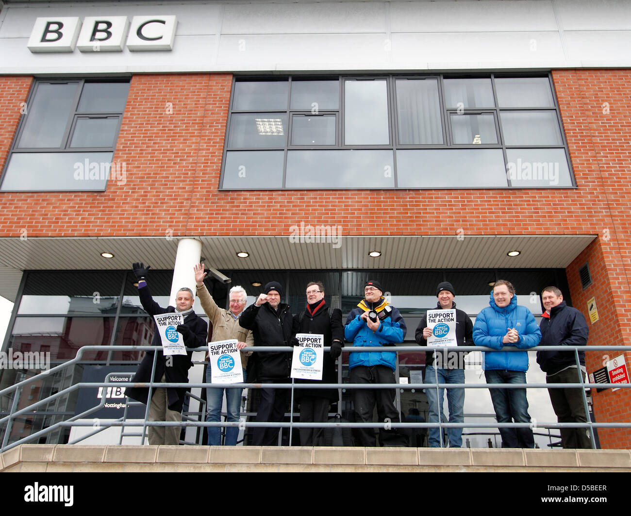 Nottingham, Royaume-Uni. 28 mars 2013. Les grévistes de BBC Nottingham à débordement à midi pour une grève de 12 heures - Syndicat National des Journalistes et BECTU - BBC Nottingham Banque D'Images