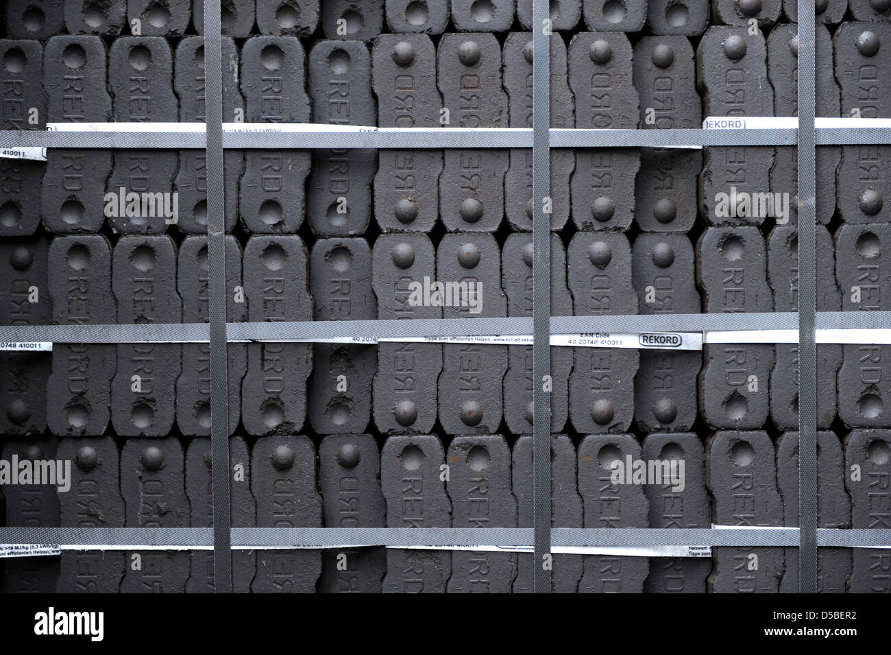 Berlin, Allemagne, les briquettes de charbon dans un marchand de charbon à Berlin-Kreuzberg. Banque D'Images