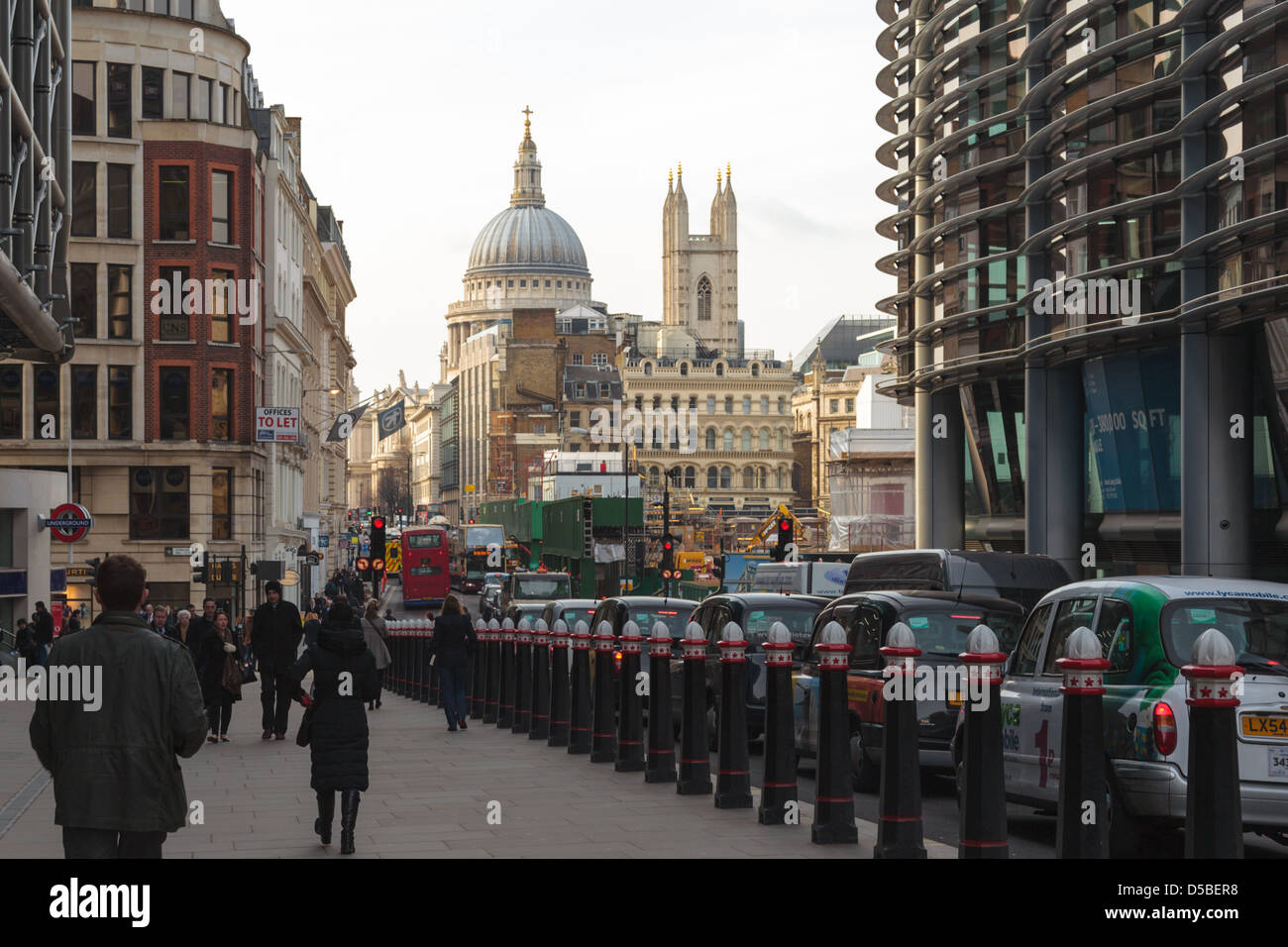 Des taxis, le trafic et des personnes sur Cannon Street, Londres avec la Cathédrale St Paul visible dans la distance Banque D'Images