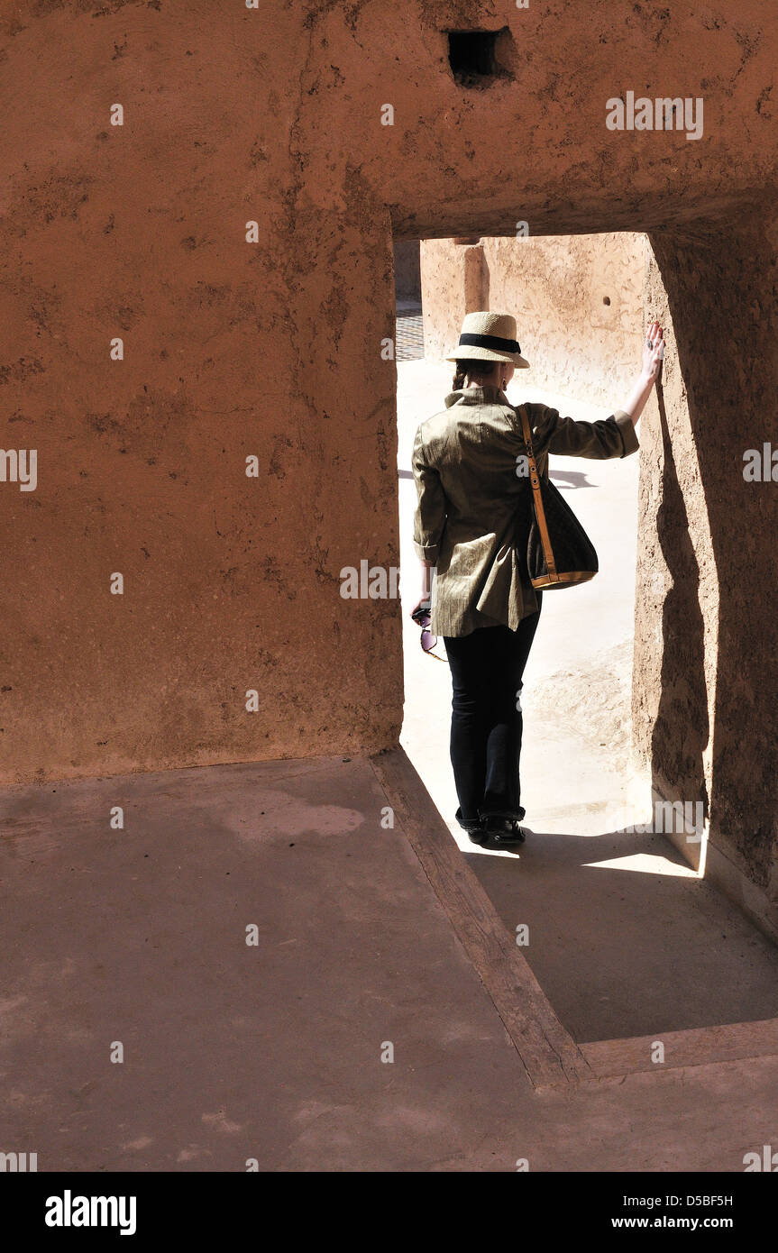 Nouvelle mariée admire anneau de mariage , pose pour maris caméra dans le passage de porte des restes palais el Badi Marrakech,Maroc, Banque D'Images