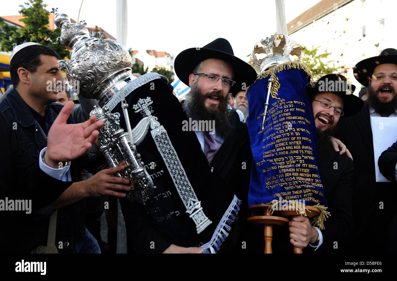 Le rabbin Shlomo Bistritzky présente la nouvelle Torah Habad de Hambourg Centre au cours d'une procession de fête du mouvement hassidique 'Habad-loubavitch à Hambourg, Allemagne, 31 août 2010. Photo : Marcus Brandt Banque D'Images