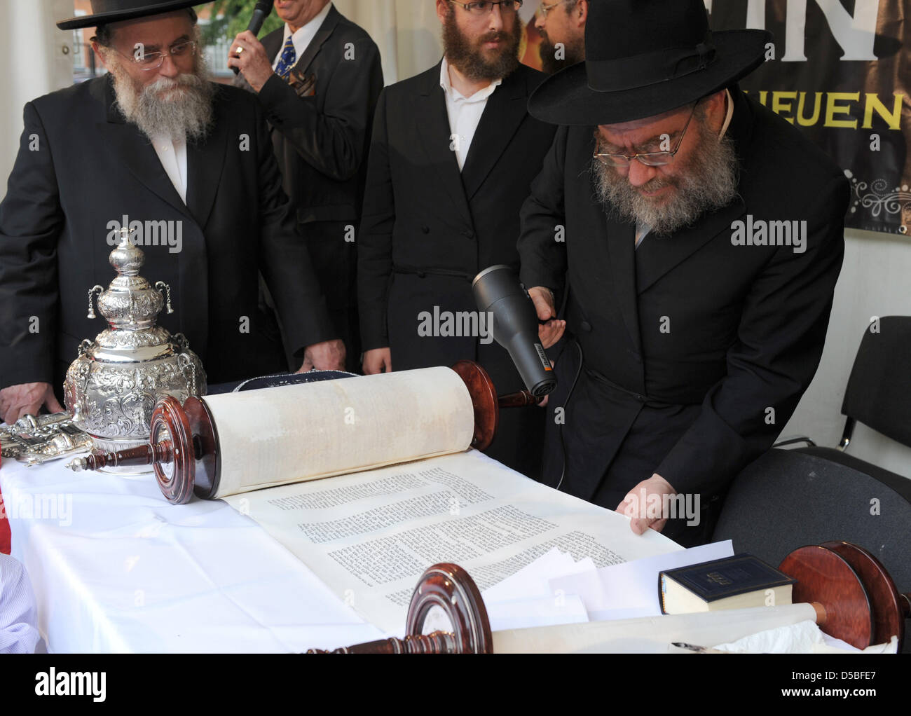 Un rabbin sèche le dernier écrit des lettres de la nouvelle Torah du centre Chabad de Hambourg avec un sèche-cheveux au cours d'une inauguration festive de la loi mouvement hassidique 'Habad-loubavitch à Hambourg, Allemagne, 31 août 2010. Photo : Marcus Brandt Banque D'Images