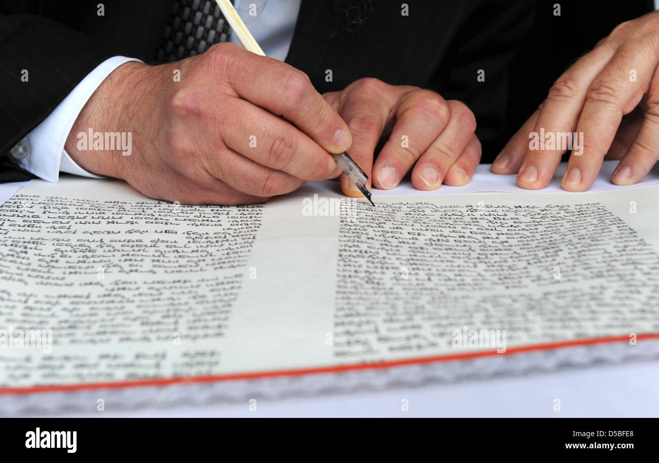 Le rabbin Shlomo Bistritzky écrit les lettres dans la dernière nouvelle de Torah Habad de Hambourg Centre au cours d'une inauguration festive de la loi mouvement hassidique 'Habad-loubavitch à Hambourg, Allemagne, 31 août 2010. Photo : Marcus Brandt Banque D'Images