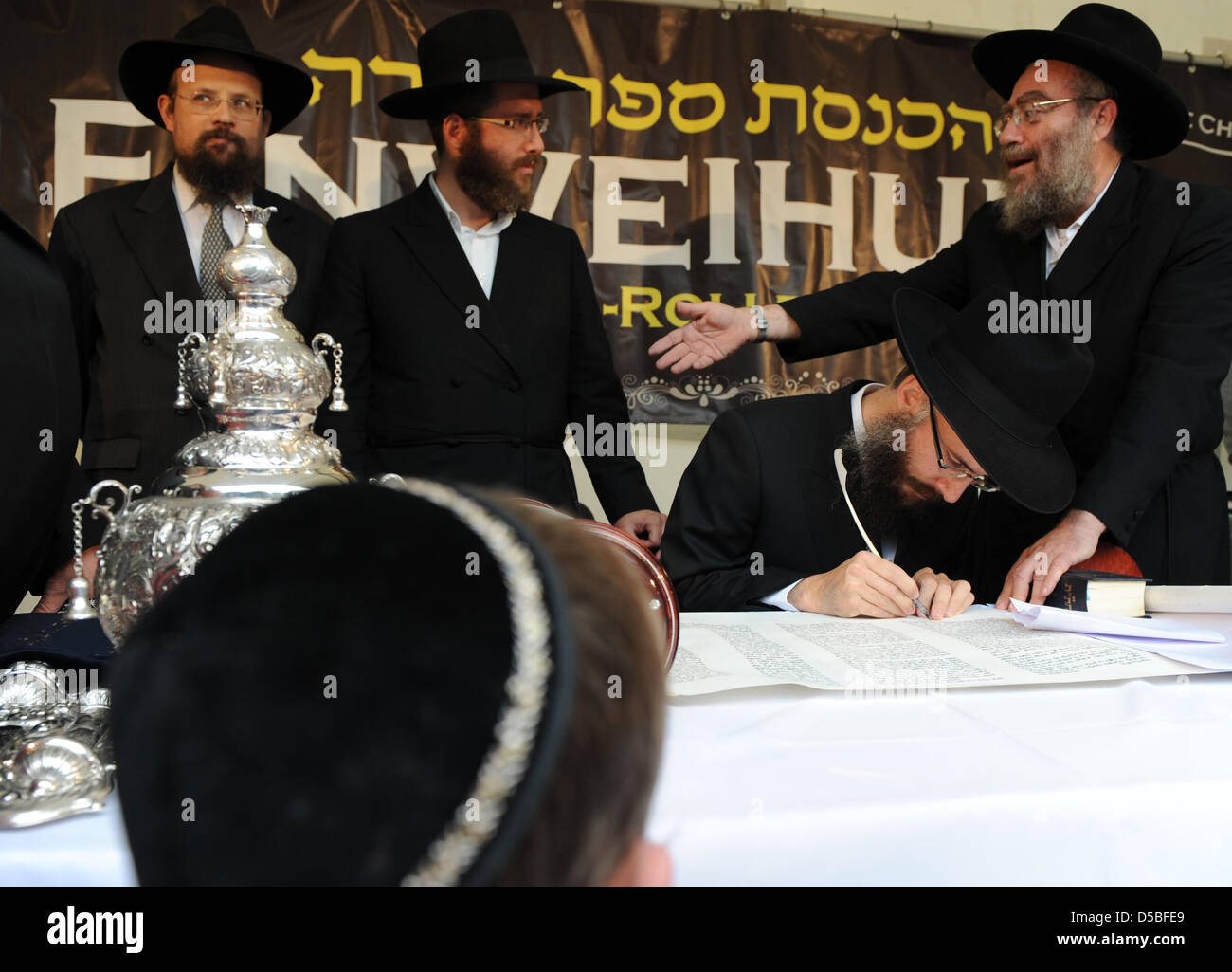 Shlomo Bistritzky (2-R) écrit les lettres dans la dernière nouvelle de Torah Habad de Hambourg Centre au cours d'une inauguration festive de la loi mouvement hassidique 'Habad-loubavitch à Hambourg, Allemagne, 31 août 2010. Photo : Marcus Brandt Banque D'Images