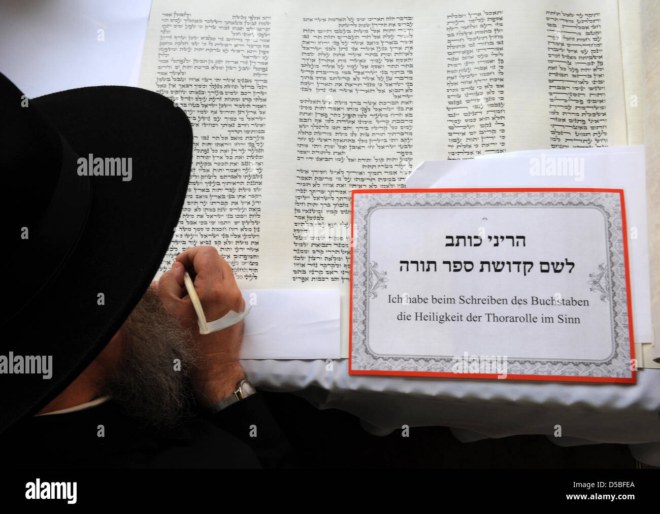 Le rabbin Shlomo Bistritzky écrit les lettres dans la dernière nouvelle de Torah Habad de Hambourg Centre au cours d'une inauguration festive de la loi mouvement hassidique 'Habad-loubavitch à Hambourg, Allemagne, 31 août 2010. Photo : Marcus Brandt Banque D'Images