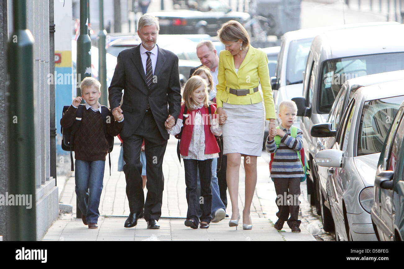 Le Prince Philippe et la Princesse Mathilde de Belgique déposer leurs enfants, le Prince Gabriel (L), la Princesse Elisabeth et le Prince Emmanuel à l'école à l'Sint-Jan Berchmanscollege à Bruxelles, Belgique, 1 septembre 2010. Photo : Patrick van Katwijk Banque D'Images