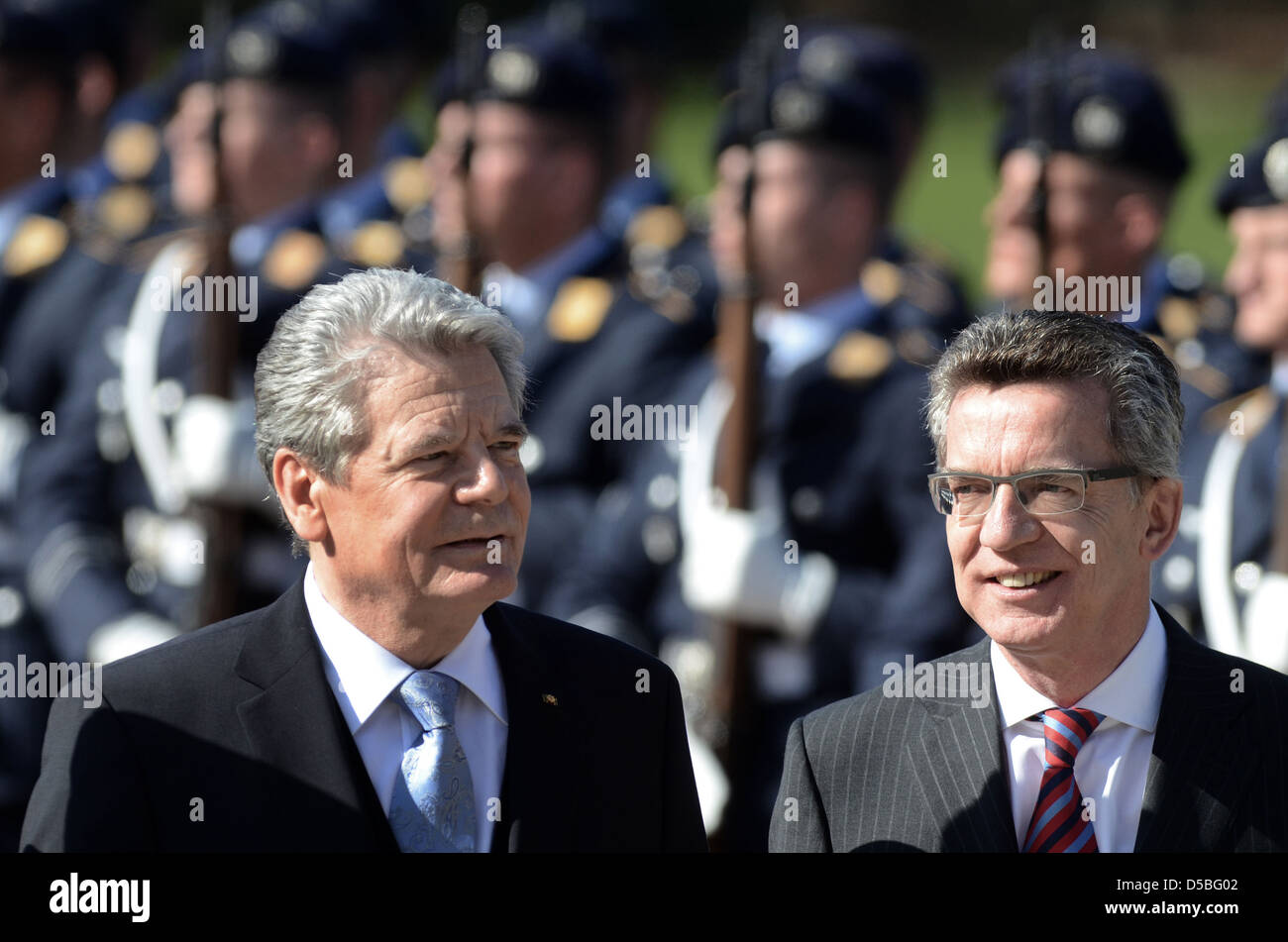 Berlin, Allemagne, le Président Joachim Gauck, gauche, et le ministre de la Défense Thomas de Maziere, CDU Banque D'Images