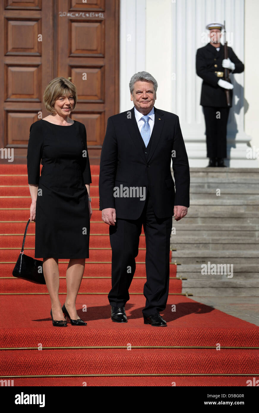Berlin, Allemagne fédérale, le Président Joachim Gauck avec sa petite amie Daniela Schadt avant Schloss Bellevue Banque D'Images