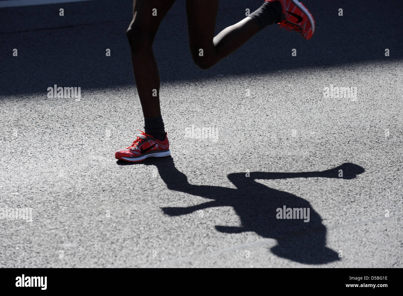 Berlin, Allemagne, un runner accusé pieds dans la 32e demi-marathon de Berlin Banque D'Images