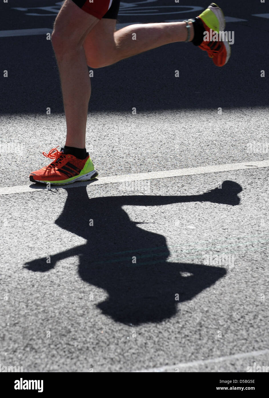 Berlin, Allemagne, un runner accusé pieds dans la 32e demi-marathon de Berlin Banque D'Images